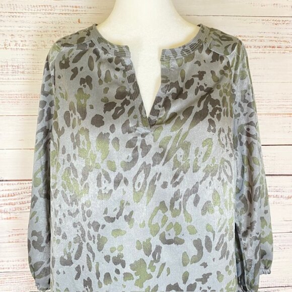 Queen Collection Blouse Women's size Small grey leopard print business - Picture 3 of 15